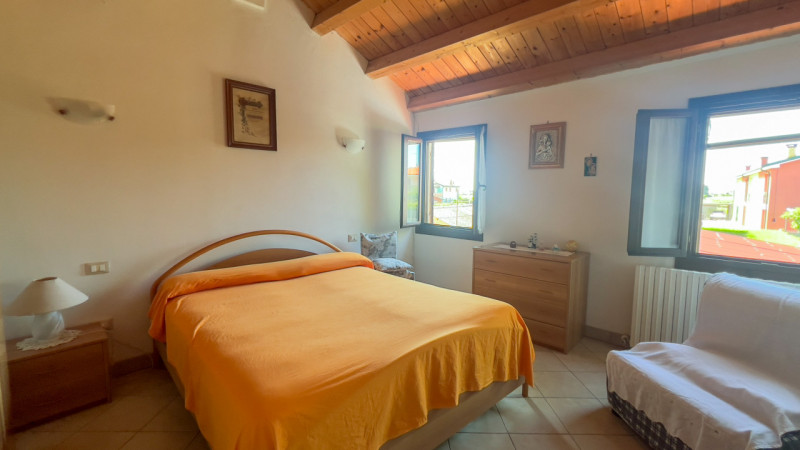 Interessante bifamiliare disposta su soli 2 livelli ristrutturata completamente ad inizio degli a...