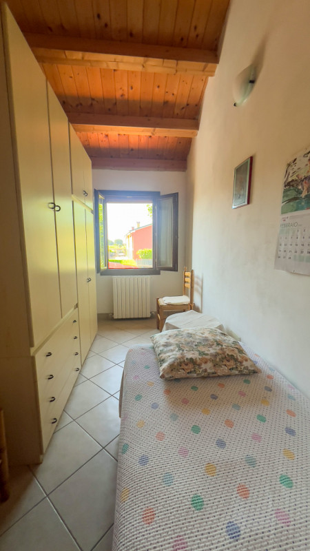 Interessante bifamiliare disposta su soli 2 livelli ristrutturata completamente ad inizio degli a...