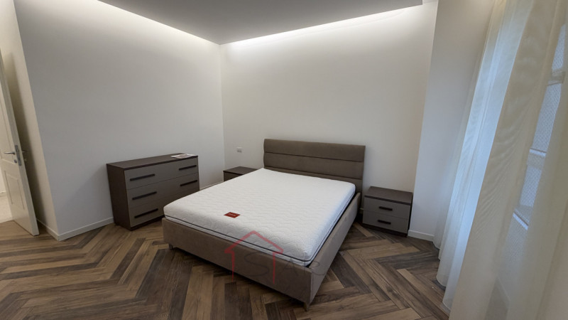 Nel cuore pulsante di Padova, nella prestigiosa zona di Largo Europa, proponiamo in affitto due a...