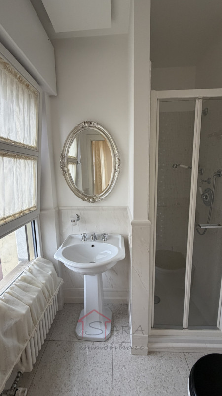 Nel cuore pulsante di Padova, nella prestigiosa zona di Largo Europa, proponiamo in affitto due a...