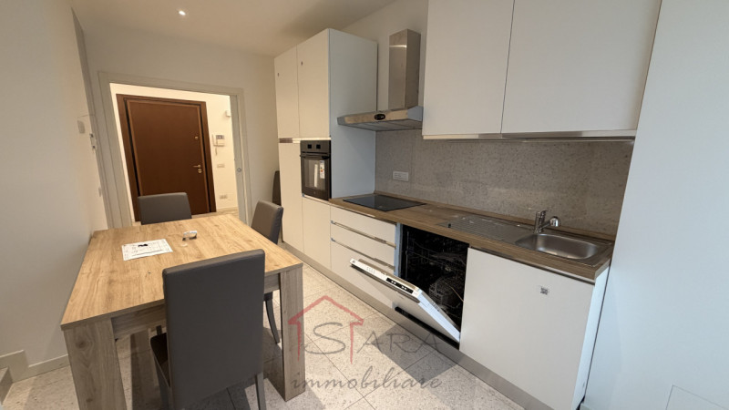 Nel cuore pulsante di Padova, nella prestigiosa zona di Largo Europa, proponiamo in affitto due a...