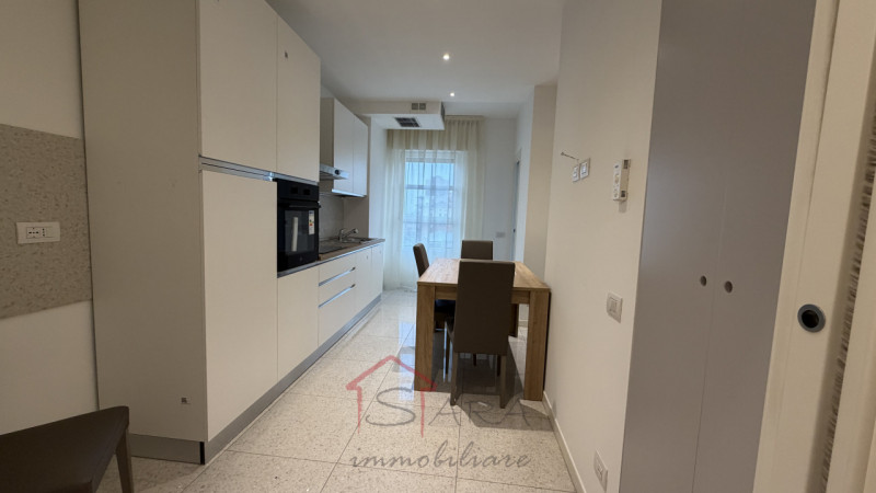 Nel cuore pulsante di Padova, nella prestigiosa zona di Largo Europa, proponiamo in affitto due a...