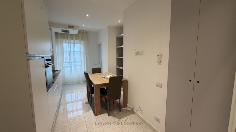 Nel cuore pulsante di Padova, nella prestigiosa zona di Largo Europa, proponiamo in affitto due a...