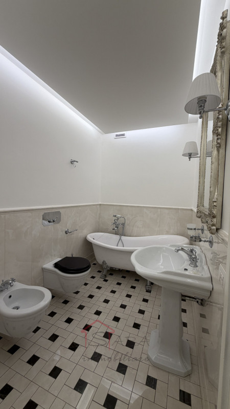 Nel cuore pulsante di Padova, nella prestigiosa zona di Largo Europa, proponiamo in affitto due a...