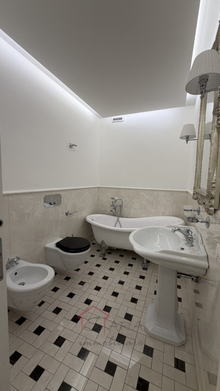 Nel cuore pulsante di Padova, nella prestigiosa zona di Largo Europa, proponiamo in affitto due a...