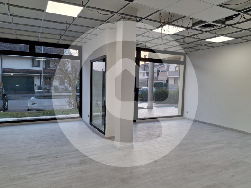 Borgoricco Centro: Proponiamo in AFFITTO un negozio al piano terra e interrato, con una superfici...