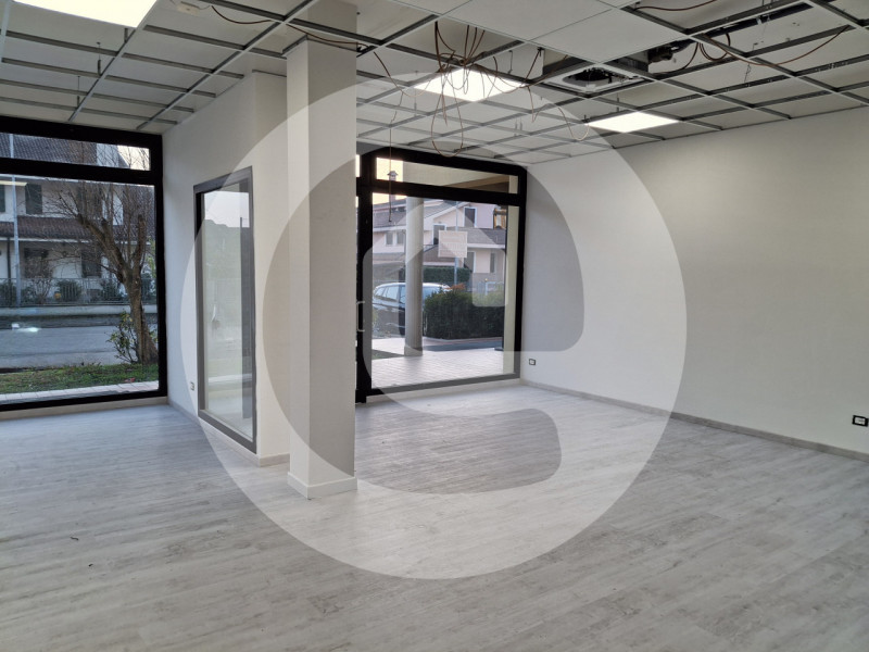 Borgoricco Centro: Proponiamo in AFFITTO un negozio al piano terra e interrato, con una superfici...