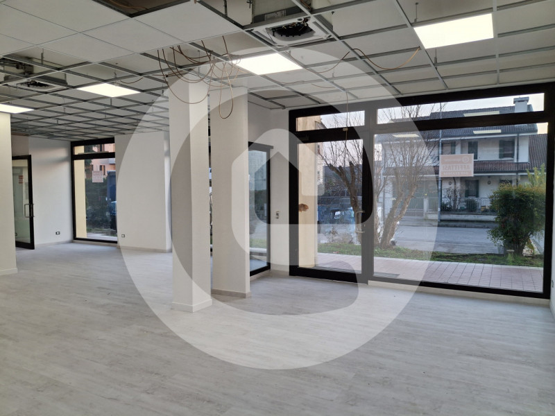 Borgoricco Centro: Proponiamo in AFFITTO un negozio al piano terra e interrato, con una superfici...