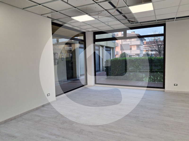 Borgoricco Centro: Proponiamo in AFFITTO un negozio al piano terra e interrato, con una superfici...