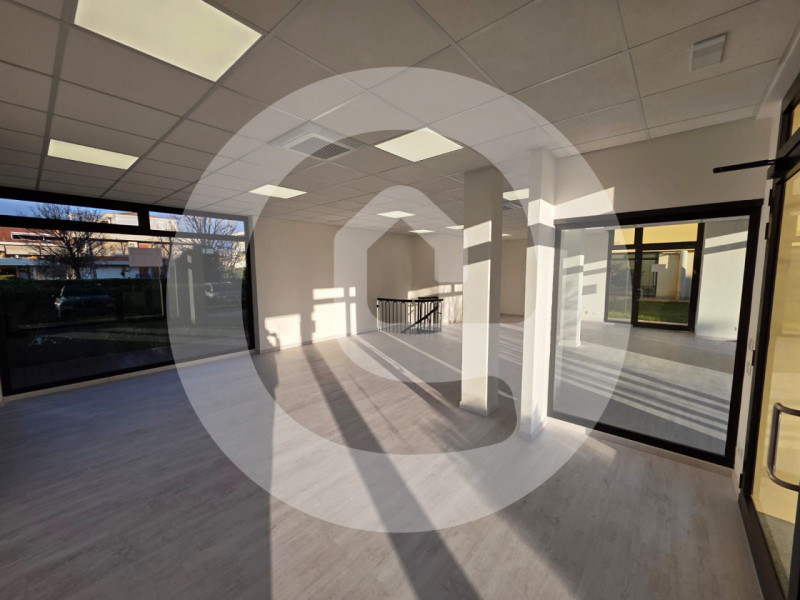 Nel cuore del centro di Borgoricco, proponiamo in affitto un negozio completamente ristrutturato,...