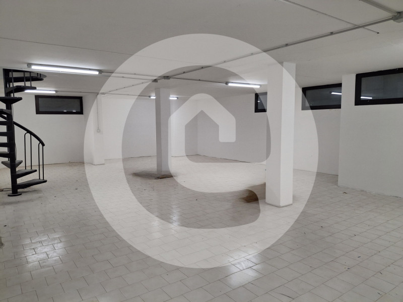 Borgoricco Centro: Proponiamo in AFFITTO un negozio al piano terra e interrato, con una superfici...