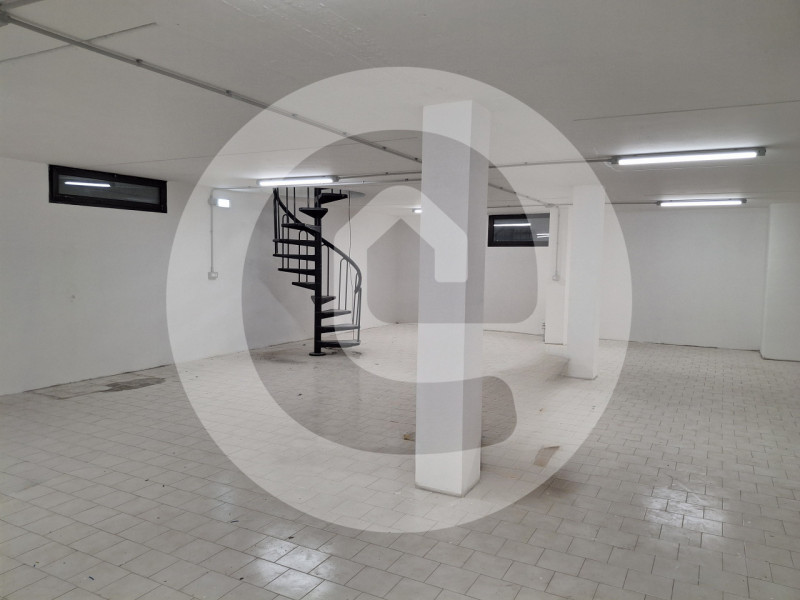 Borgoricco Centro: Proponiamo in AFFITTO un negozio al piano terra e interrato, con una superfici...