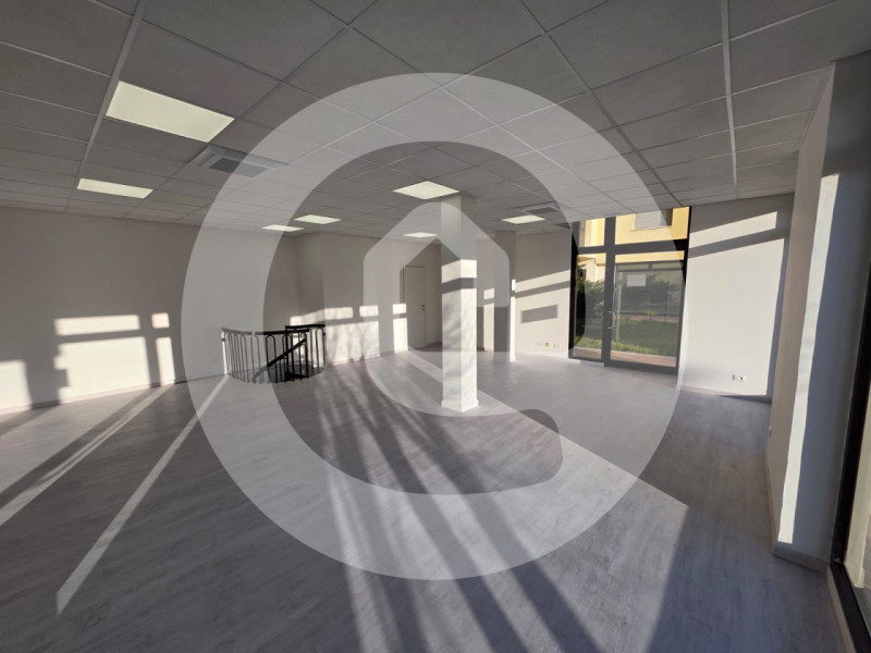 Nel cuore del centro di Borgoricco, proponiamo in affitto un negozio completamente ristrutturato,...