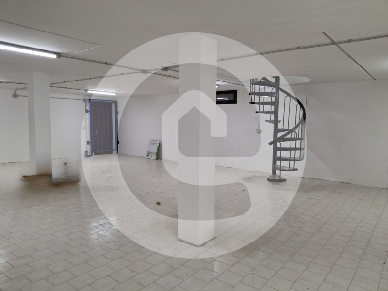 Borgoricco Centro: Proponiamo in AFFITTO un negozio al piano terra e interrato, con una superfici...