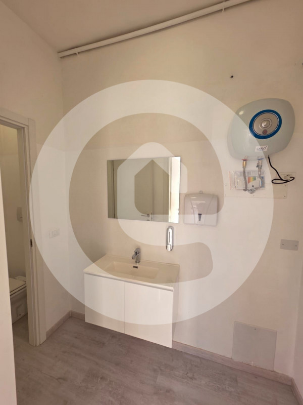 Nel cuore del centro di Borgoricco, proponiamo in affitto un negozio completamente ristrutturato,...