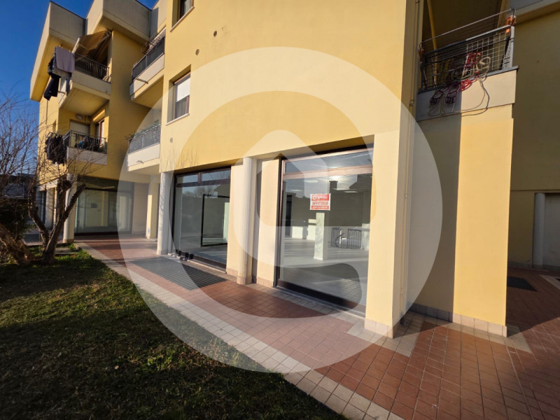 Nel cuore del centro di Borgoricco, proponiamo in affitto un negozio completamente ristrutturato,...