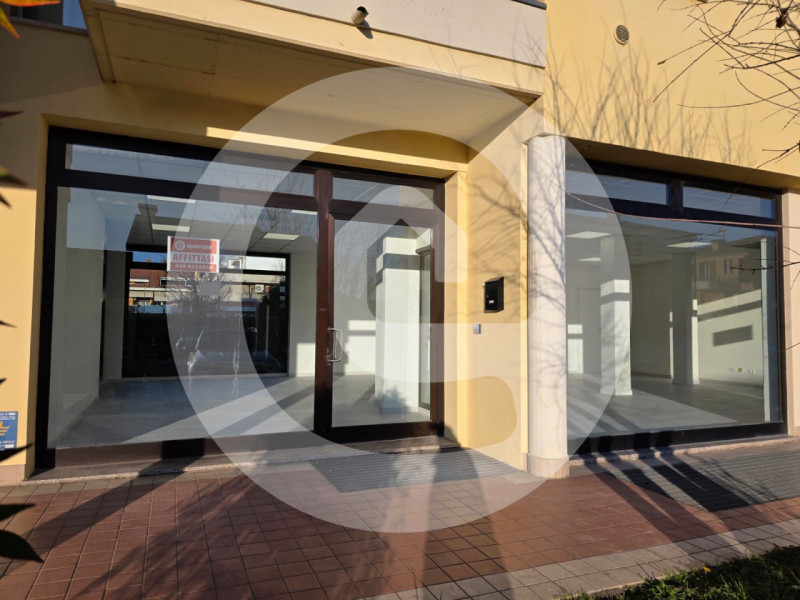 Nel cuore del centro di Borgoricco, proponiamo in affitto un negozio completamente ristrutturato,...