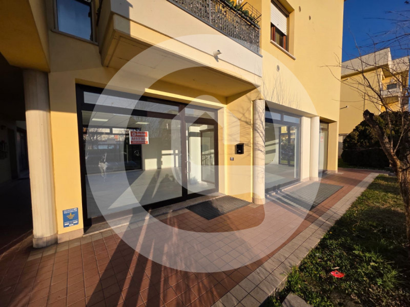 Nel cuore del centro di Borgoricco, proponiamo in affitto un negozio completamente ristrutturato,...