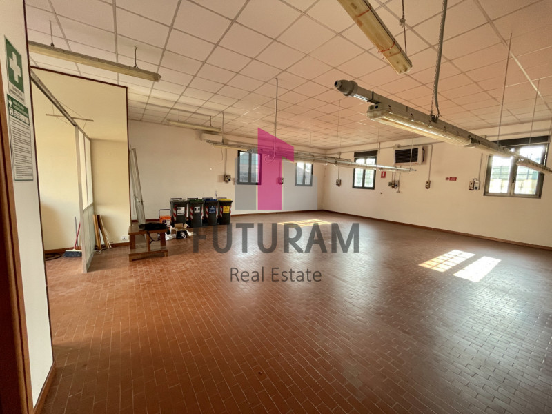 RIF:  068NM -  VIGONOVO (VE)  -  PER INFO 0444/310220

Propongo in vendita un negozio con capanno...