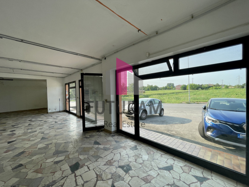 RIF:  068NM -  VIGONOVO (VE)  -  PER INFO 0444/310220

Propongo in vendita un negozio con capanno...