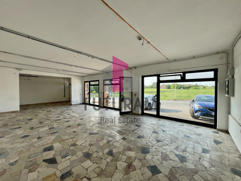 RIF:  068NM -  VIGONOVO (VE)  -  PER INFO 0444/310220

Propongo in vendita un negozio con capanno...