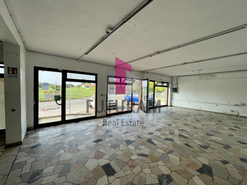 RIF:  068NM -  VIGONOVO (VE)  -  PER INFO 0444/310220

Propongo in vendita un negozio con capanno...