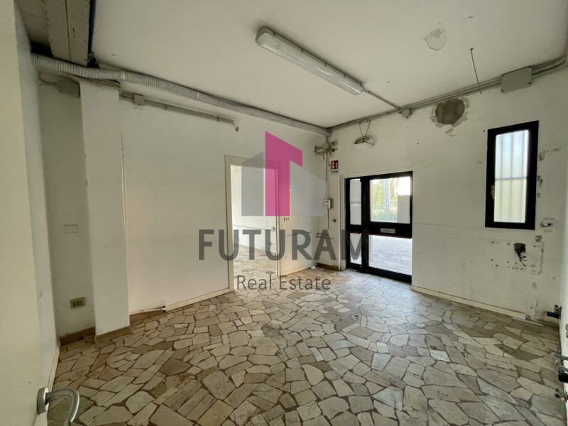 RIF:  068NM -  VIGONOVO (VE)  -  PER INFO 0444/310220

Propongo in vendita un negozio con capanno...