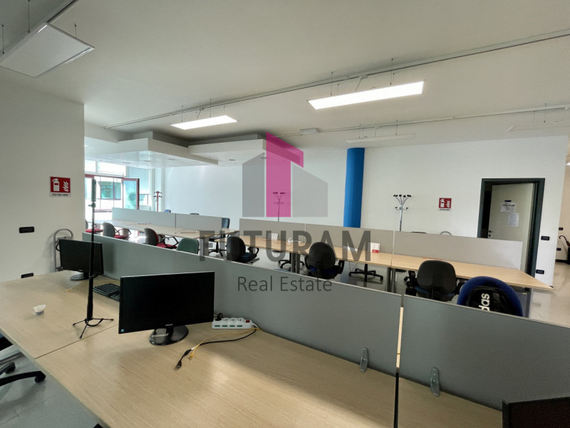 RIF:  069NM -  PADOVA EST  -  PER INFO 0444/310220

Propongo in affitto un ufficio al primo piano...