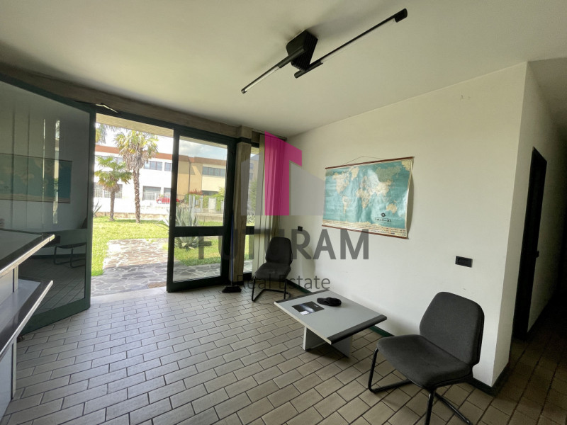 RIF:  070.1NM -  FOSSO' (VE)  -  PER INFO 0444/310220

Propongo in vendita un capannone di 710 mq...