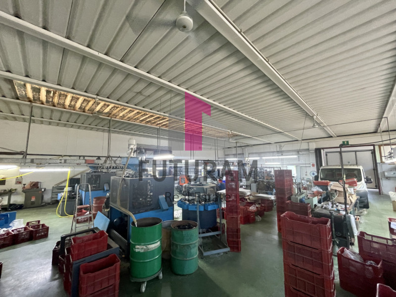 RIF:  072NM -  VIGONOVO (VE)  -  PER INFO 0444/310220

Propongo in vendita un capannone di 660 mq...