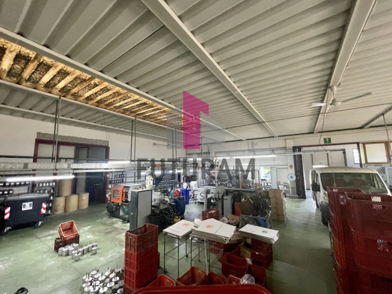 RIF:  072NM -  VIGONOVO (VE)  -  PER INFO 0444/310220

Propongo in vendita un capannone di 660 mq...