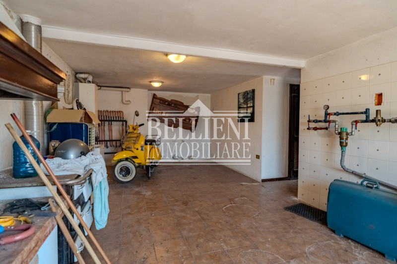 CREAZZO COLLE: Elegante Villa Liberty immersa nel verde a pochi minuti dalla città.
In posizione ...