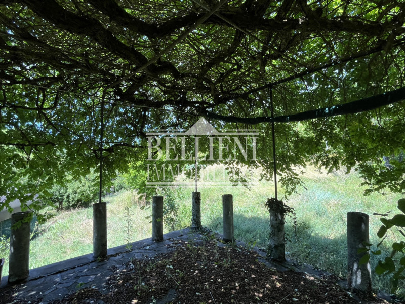 CREAZZO COLLE: Elegante Villa Liberty immersa nel verde a pochi minuti dalla città.
In posizione ...