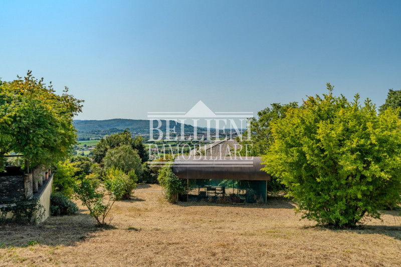 CREAZZO COLLE: Elegante Villa Liberty immersa nel verde a pochi minuti dalla città.
In posizione ...