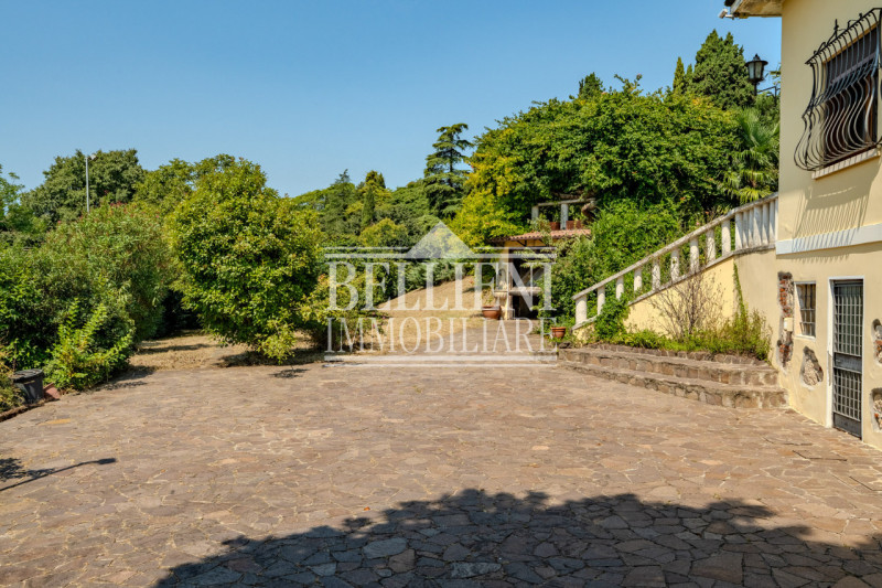 CREAZZO COLLE: Elegante Villa Liberty immersa nel verde a pochi minuti dalla città.
In posizione ...