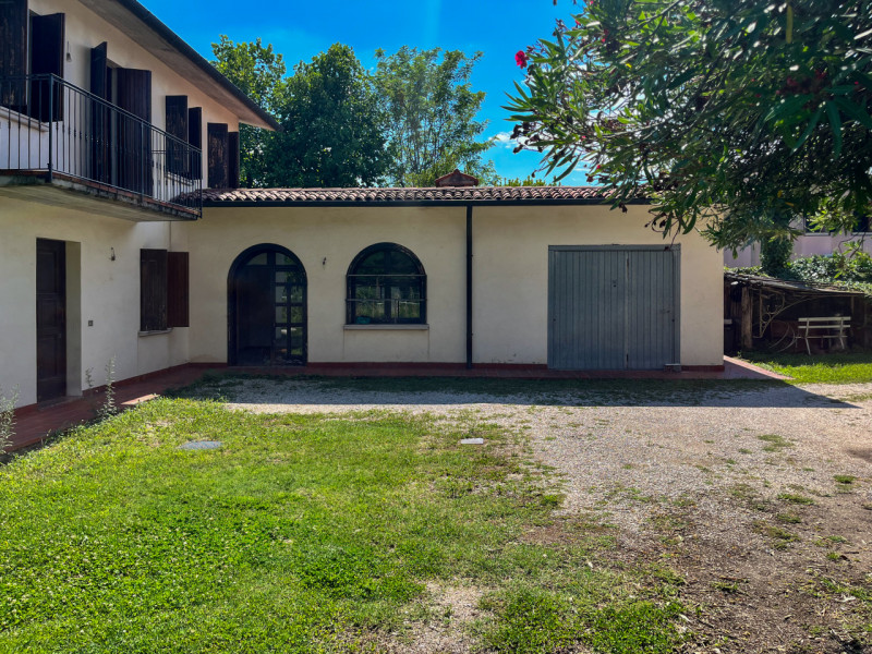 (Per INFO Vittorio 3517343301) A Montebelluna, in zona residenziale comoda ai servizi ma defilata...