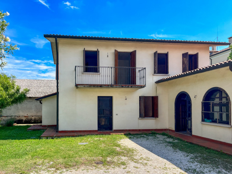 (Per INFO Vittorio 3517343301) A Montebelluna, in zona residenziale comoda ai servizi ma defilata...