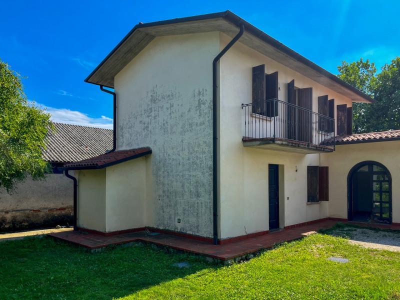 (Per INFO Vittorio 3517343301) A Montebelluna, in zona residenziale comoda ai servizi ma defilata...