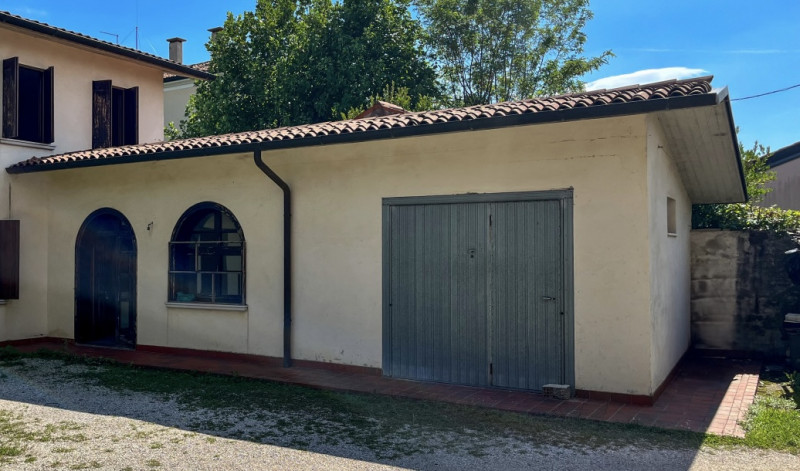 (Per INFO Vittorio 3517343301) A Montebelluna, in zona residenziale comoda ai servizi ma defilata...