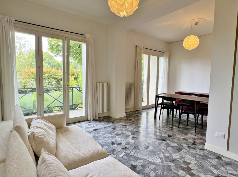 VICENZA, IN POSIZIONE ADIACENTE AL CENTRO STORICO: AFFITTASI SPAZIOSO ED ELEGANTE BICAMERE BISERV...