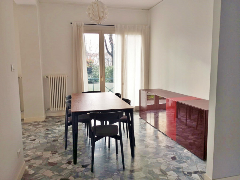 VICENZA, IN POSIZIONE ADIACENTE AL CENTRO STORICO: AFFITTASI BICAMERE BISERVIZI + STUDIO CON GIAR...