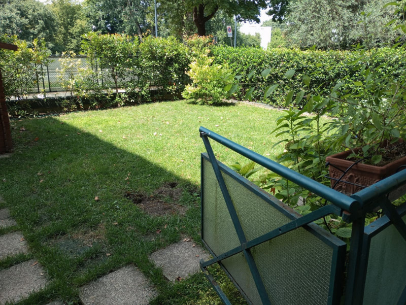 VICENZA, IN POSIZIONE ADIACENTE AL CENTRO STORICO: AFFITTASI SPAZIOSO ED ELEGANTE BICAMERE BISERV...