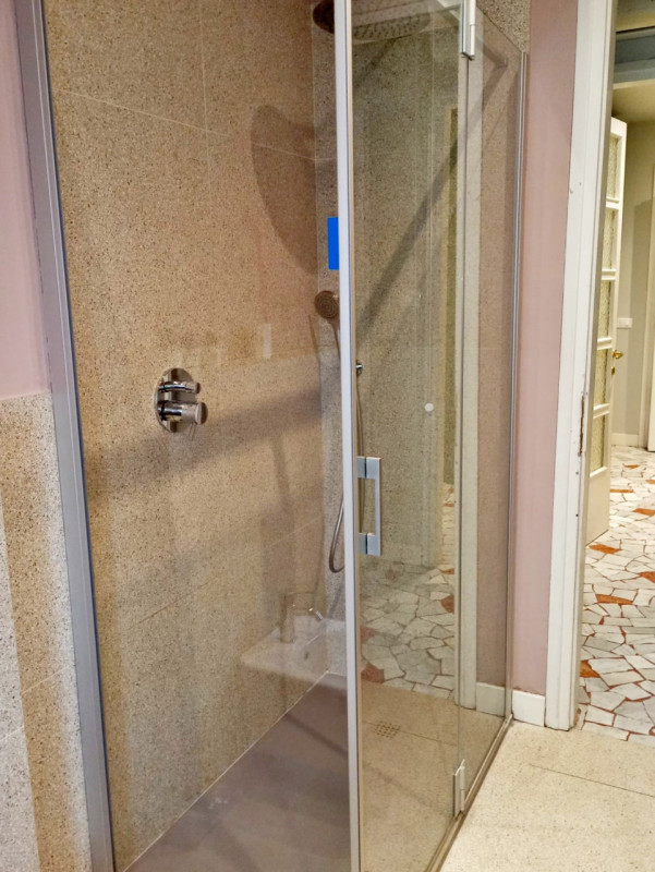 VICENZA, IN POSIZIONE ADIACENTE AL CENTRO STORICO: AFFITTASI BICAMERE BISERVIZI + STUDIO CON GIAR...