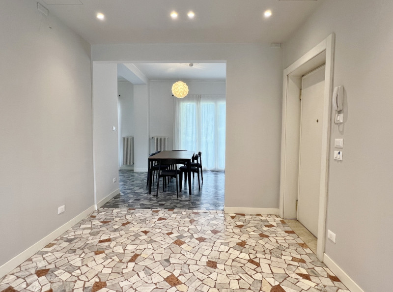 VICENZA, IN POSIZIONE ADIACENTE AL CENTRO STORICO: AFFITTASI SPAZIOSO ED ELEGANTE BICAMERE BISERV...