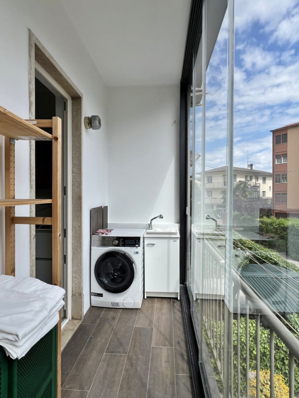 VICENZA, IN POSIZIONE ADIACENTE AL CENTRO STORICO: AFFITTASI SPAZIOSO ED ELEGANTE BICAMERE BISERV...