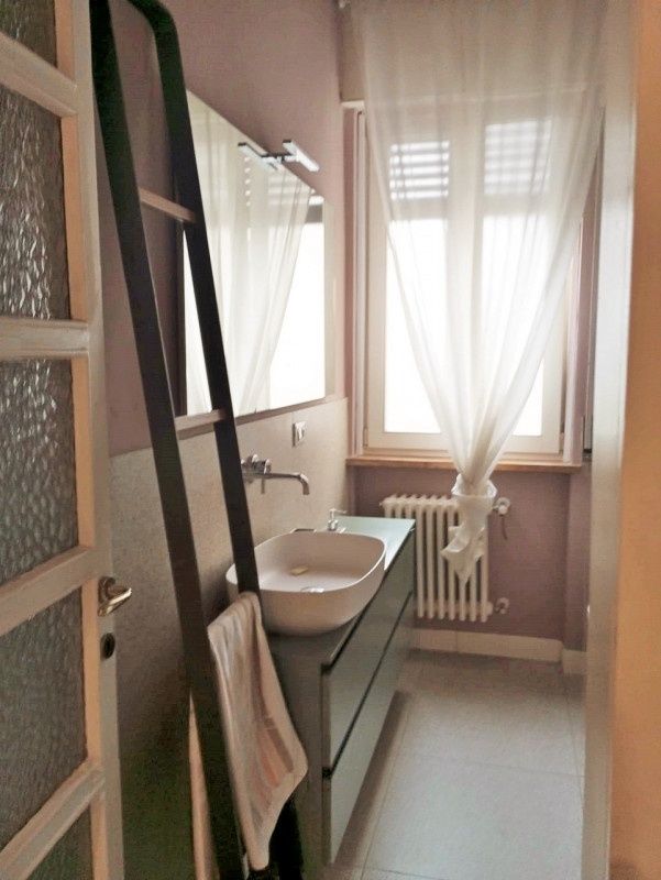 VICENZA, IN POSIZIONE ADIACENTE AL CENTRO STORICO: AFFITTASI BICAMERE BISERVIZI + STUDIO CON GIAR...