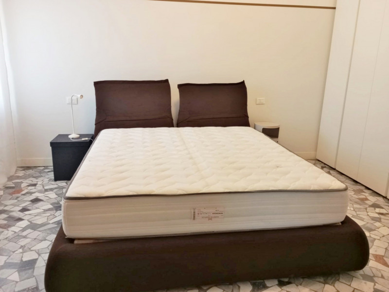 VICENZA, IN POSIZIONE ADIACENTE AL CENTRO STORICO: AFFITTASI BICAMERE BISERVIZI + STUDIO CON GIAR...