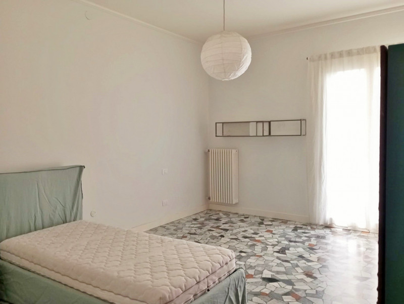 VICENZA, IN POSIZIONE ADIACENTE AL CENTRO STORICO: AFFITTASI BICAMERE BISERVIZI + STUDIO CON GIAR...