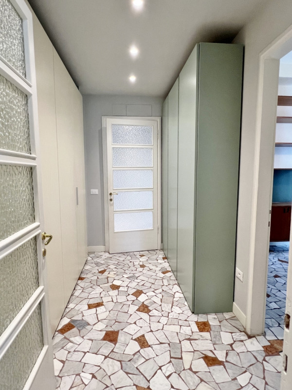 VICENZA, IN POSIZIONE ADIACENTE AL CENTRO STORICO: AFFITTASI SPAZIOSO ED ELEGANTE BICAMERE BISERV...