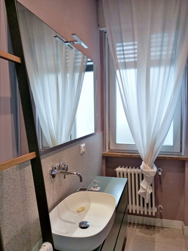 VICENZA, IN POSIZIONE ADIACENTE AL CENTRO STORICO: AFFITTASI BICAMERE BISERVIZI + STUDIO CON GIAR...